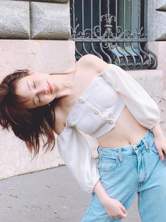 吴昕的搭配越来越嫩了，BABY蓝卫衣搭配运动裤太有少女心