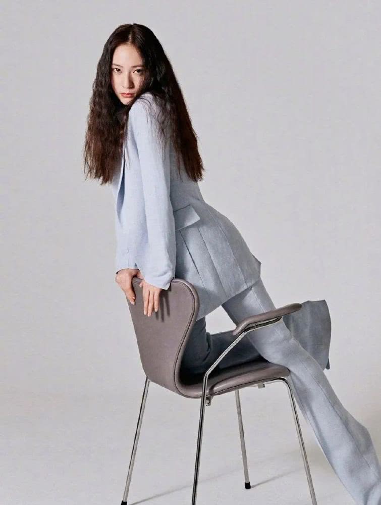 郑秀晶最新照片玩转西装造型太飒,盛世美颜又回来了
