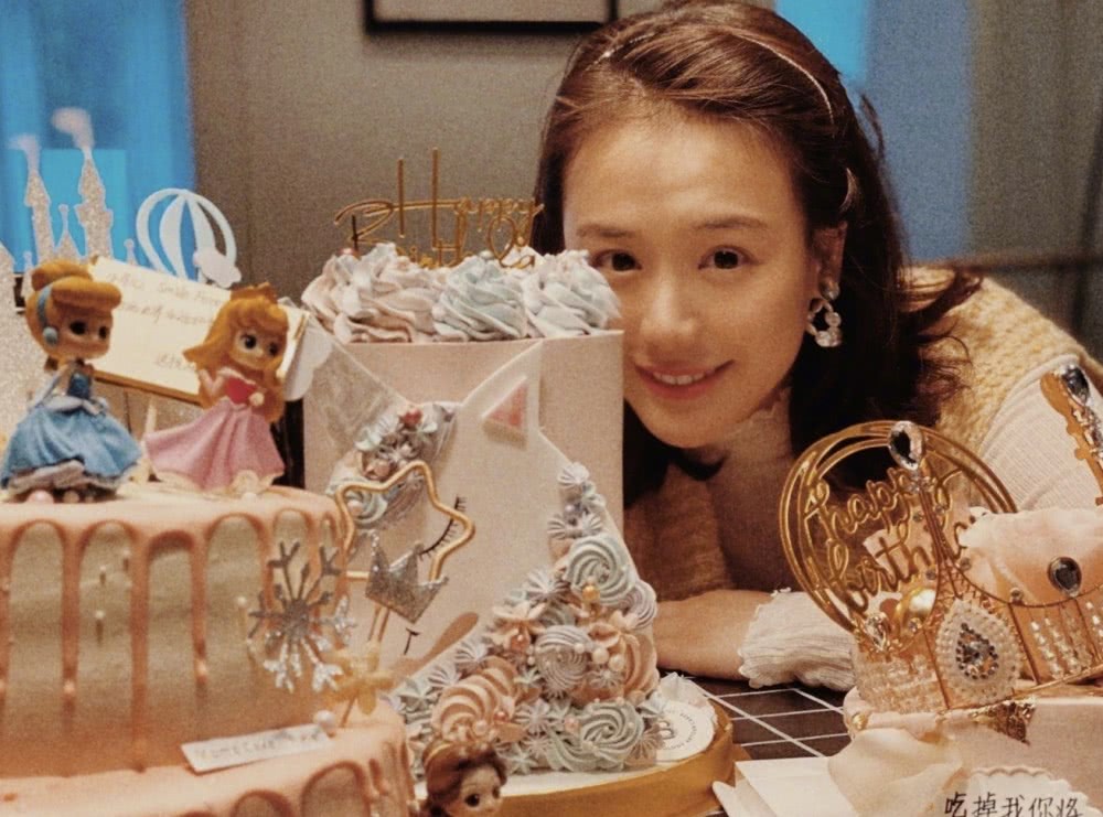 马思纯庆祝32岁生日，晒母女二人合影20年两人都没太多变化