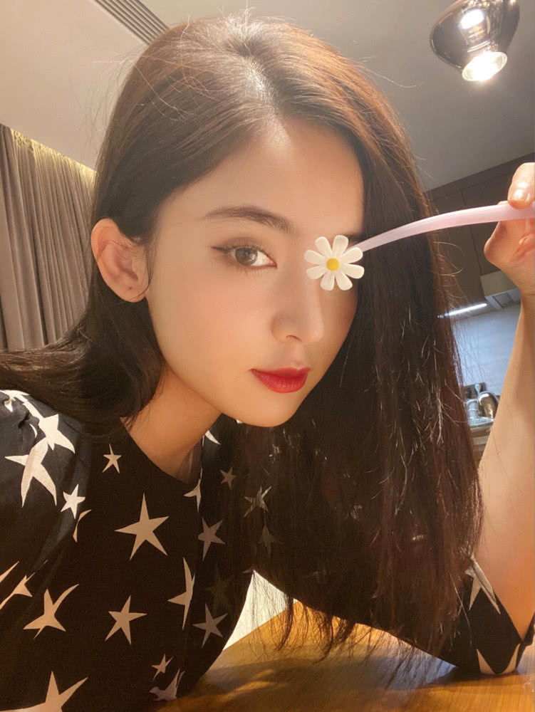 古力娜扎和吴宣仪同穿星星裙装造型,到底谁看起来更甜美?