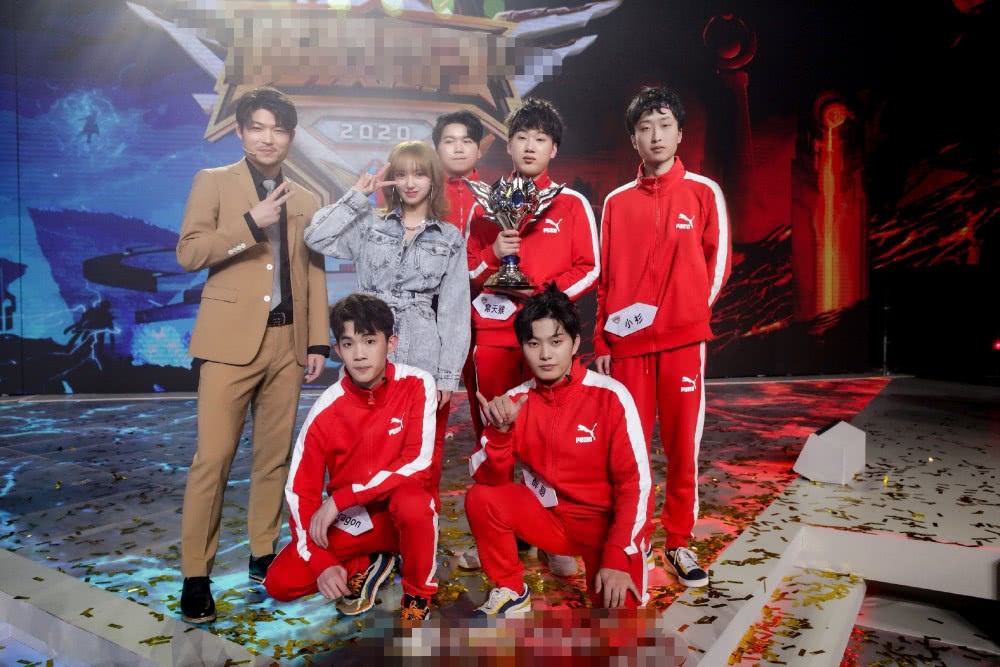 程潇最新节目造型曝光，牛仔连体衣配运动鞋可爱又有活力