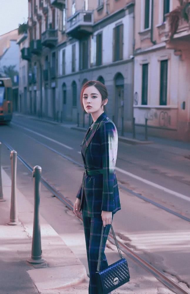 娜扎穿绿色侧身系长裙,显瘦显高还很高贵