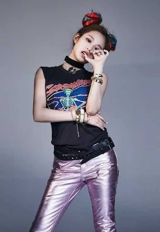 金智妮金发波浪卷一言难尽，丸子头有时可爱有时酷！太百变