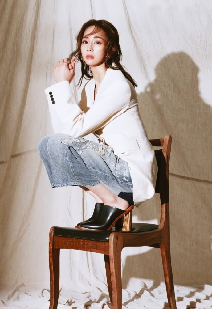 张钧甯穿黄色连衣裙,露美背线条太迷人