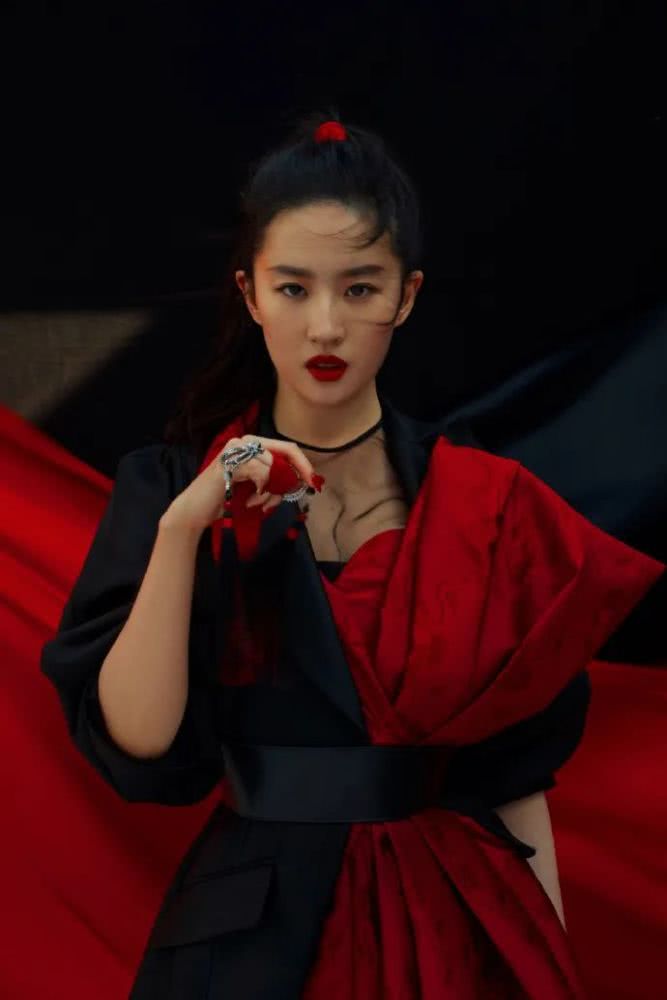 刘亦菲登时尚杂志，明媚红衣配浓妆比清纯神仙姐姐还要好看