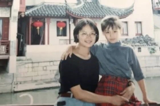 马思纯庆祝32岁生日，晒母女二人合影20年两人都没太多变化