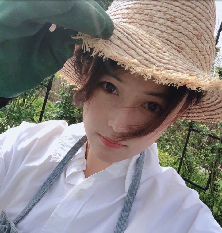 张馨予穿白衬衫牛仔围裙戴草帽,43岁娇嫩成18岁少女