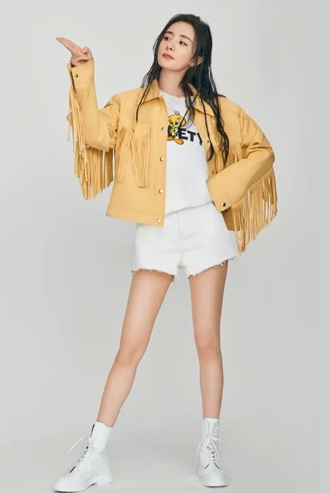 杨幂最新广告片上线，露脐装搭配开叉裙，身材比例太惊艳！