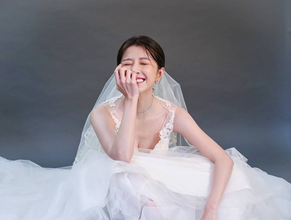 邵雨薇婚纱照泄老公视角 牵手神秘男真相曝光