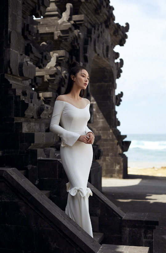 张馨予穿旗袍太有女人味了,身材凹凸有致十分妖娆