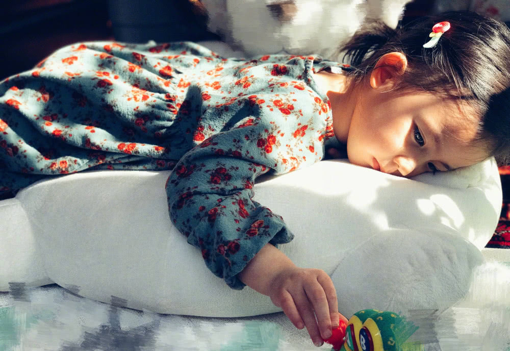 孙莉晒黄少艾近照,偷穿妈妈高跟鞋凹造型,两年前的碎花裙还再穿