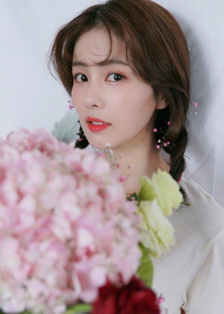 白鹿穿T恤扎双麻花辫，美的比绣球花还娇嫩