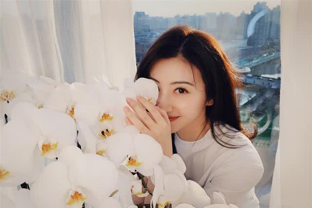 景甜穿白色T恤清新可人,双手托腮美如邻家少女