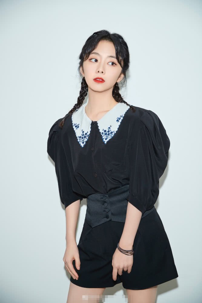 谭松韵娃娃衫配双麻花辫,小学生都不敢这么穿