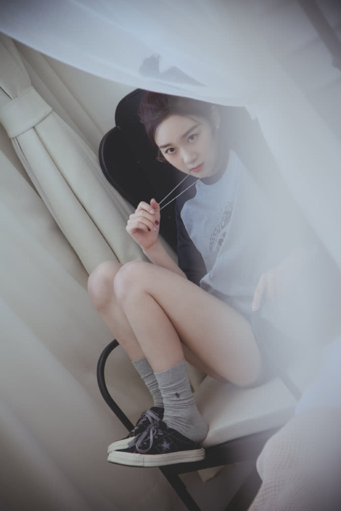 李子璇穿橙白条纹上衣绑丸子头,尽显活力清新