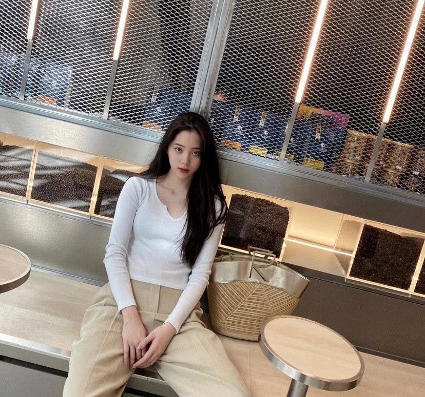 欧阳娜娜简约白T加浅棕阔腿裤,身材比例让人羡慕