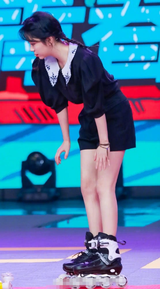 谭松韵娃娃衫配双麻花辫,小学生都不敢这么穿