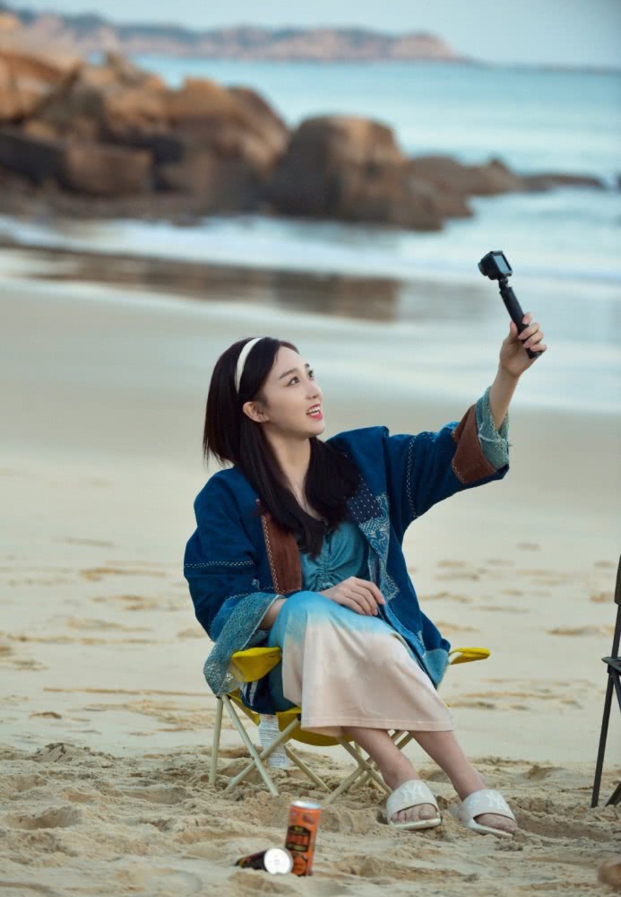 李子璇穿橙白条纹上衣绑丸子头,尽显活力清新