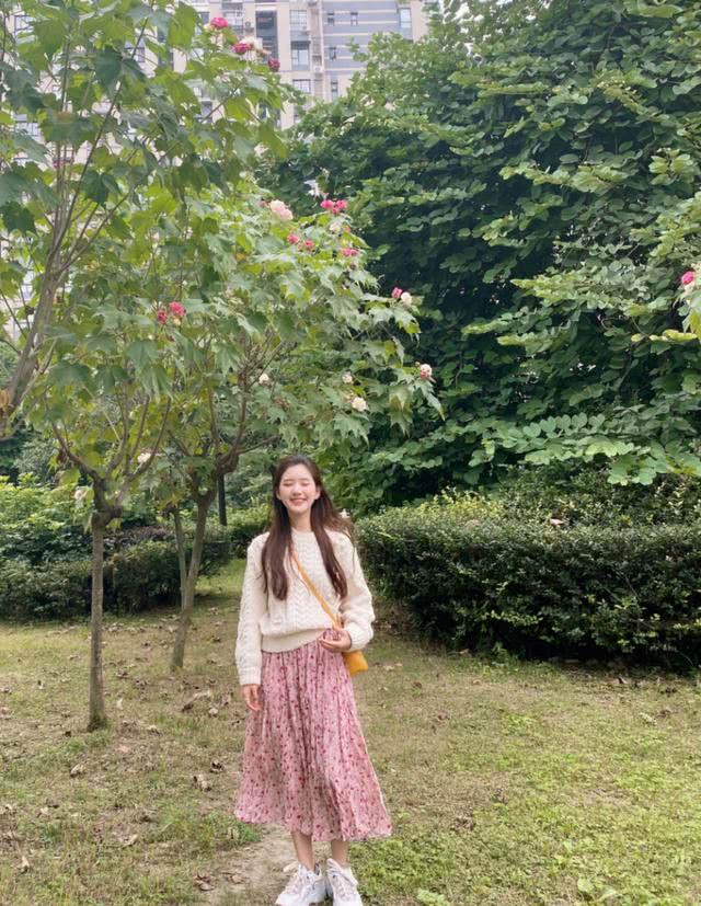 赵露思把“花朵”穿在身上,笑起来比初恋都甜