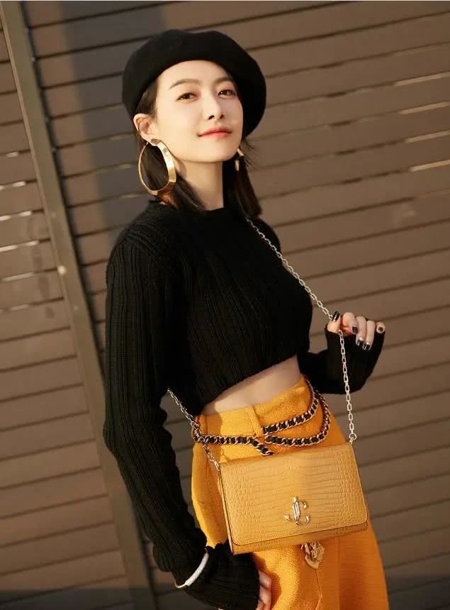 宋茜穿薄纱衫配喇叭裤复古优雅，换短款毛衣搭配阔腿裤时髦干练