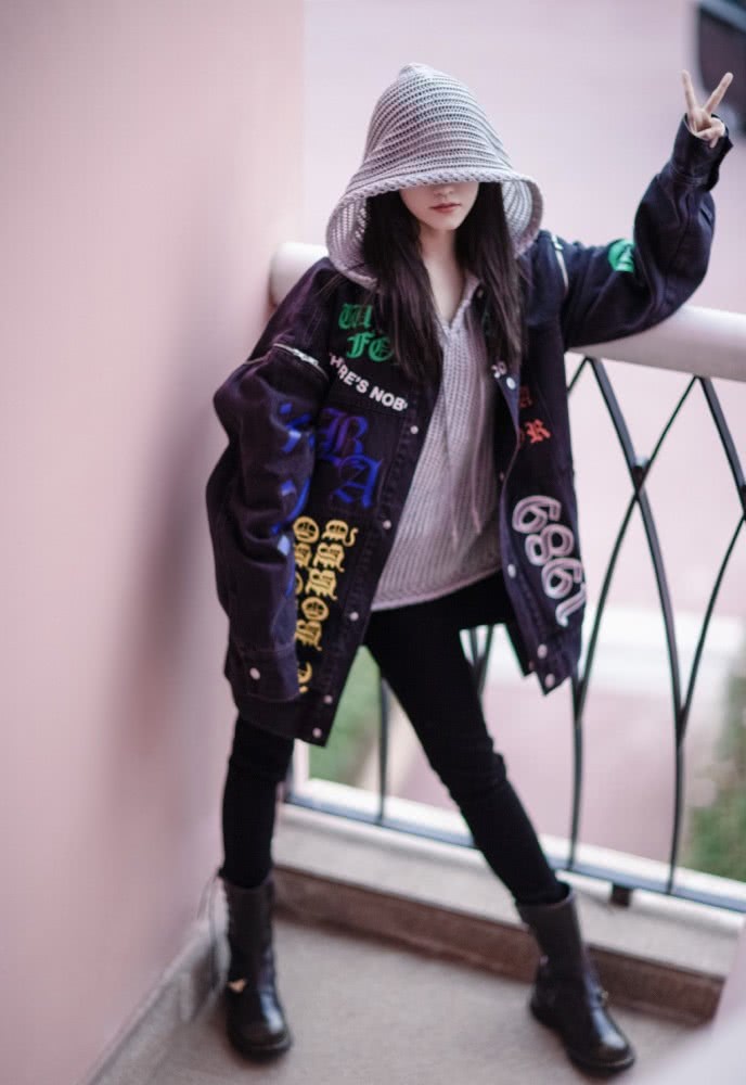 祝绪丹穿黄色无袖层叠裙,娇嫩甜美似少女