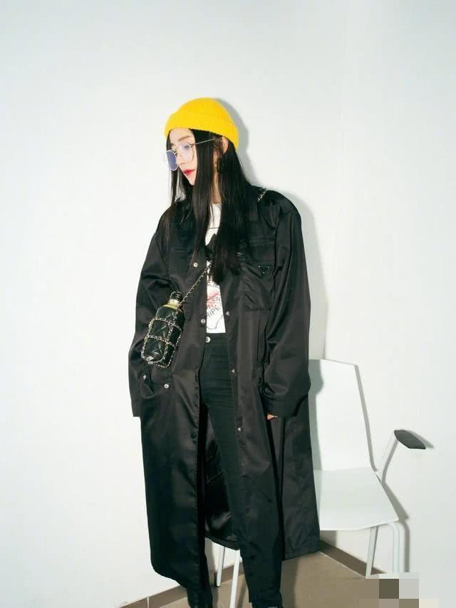 杨幂真“人间水蜜桃”！黑色紧身衣打造3D立体感，一般人驾驭不住