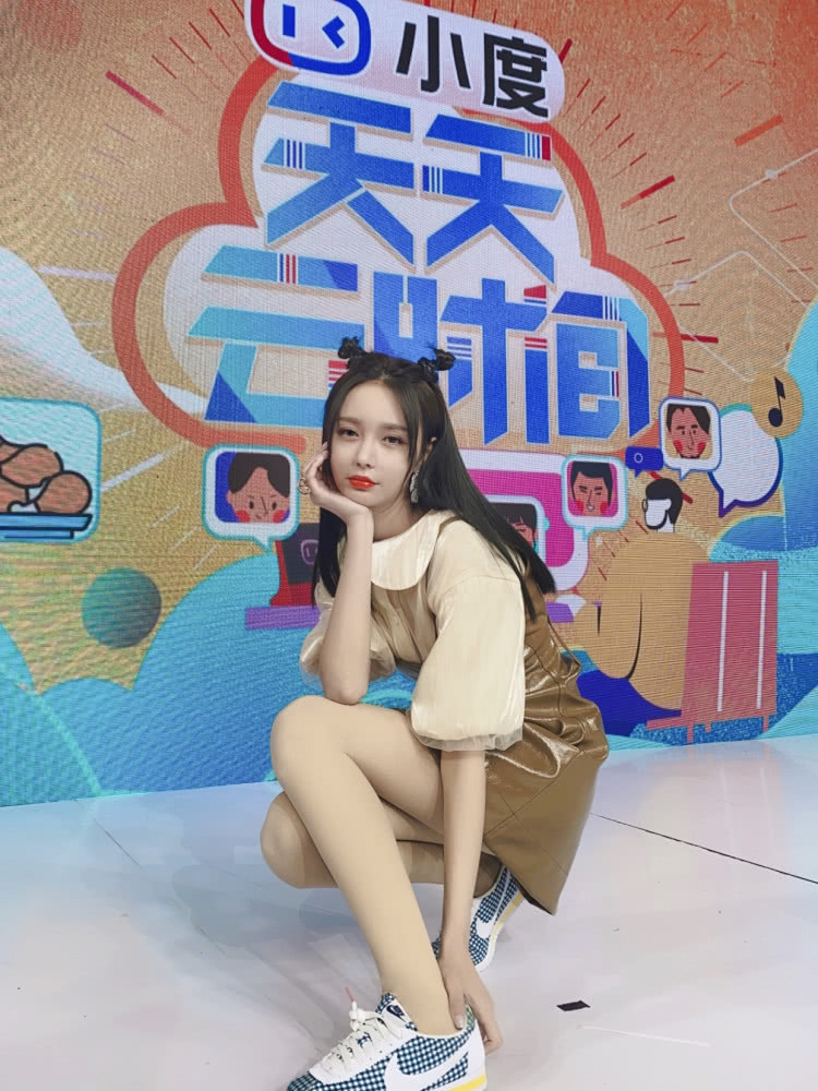 沈梦辰和吴宣仪同为双丸子头造型卖萌，却看不出年龄差，你更喜欢谁呢？