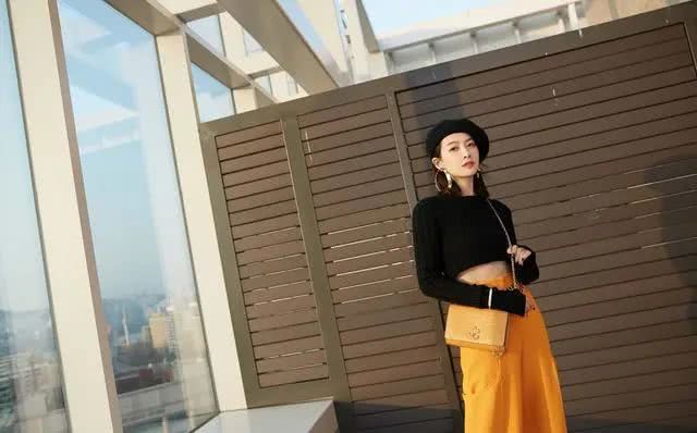 宋茜穿薄纱衫配喇叭裤复古优雅，换短款毛衣搭配阔腿裤时髦干练