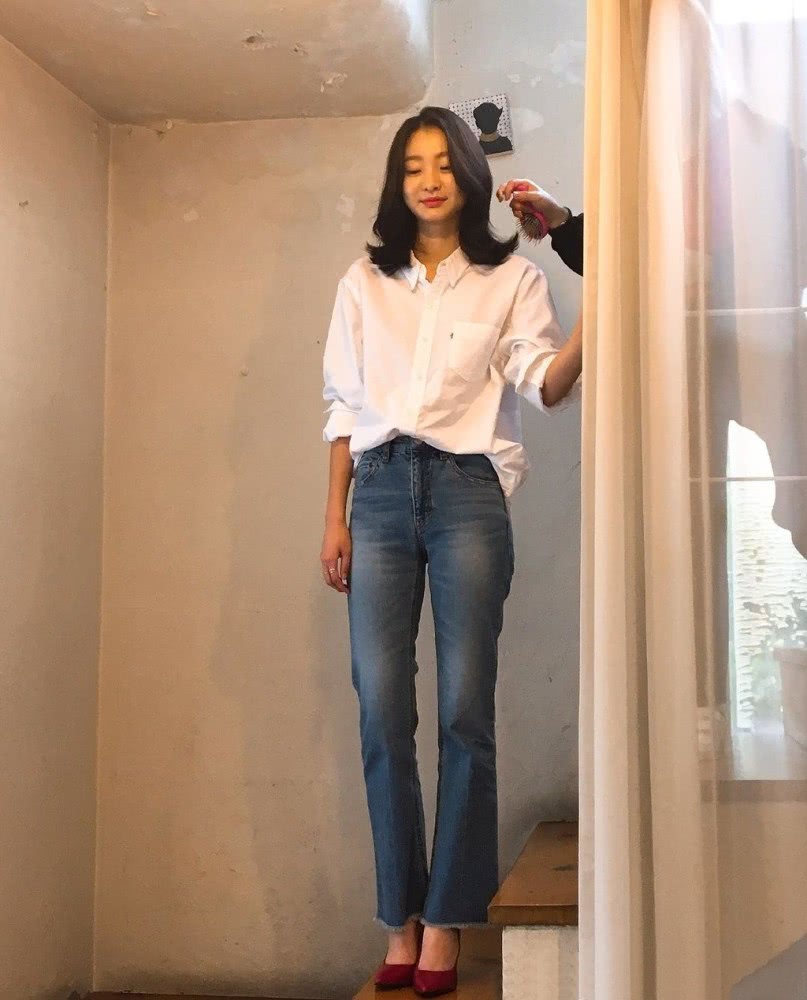 金多美穿白色娃娃领衬衣,清纯甜美