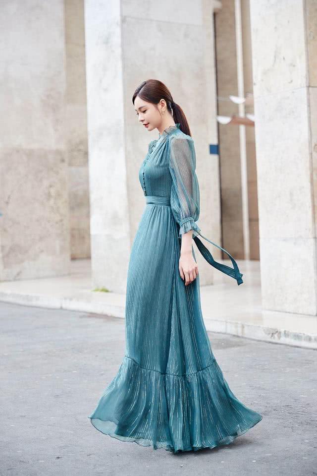 沈梦辰墨绿色薄纱连衣裙端庄优雅，越来越有女人味了！