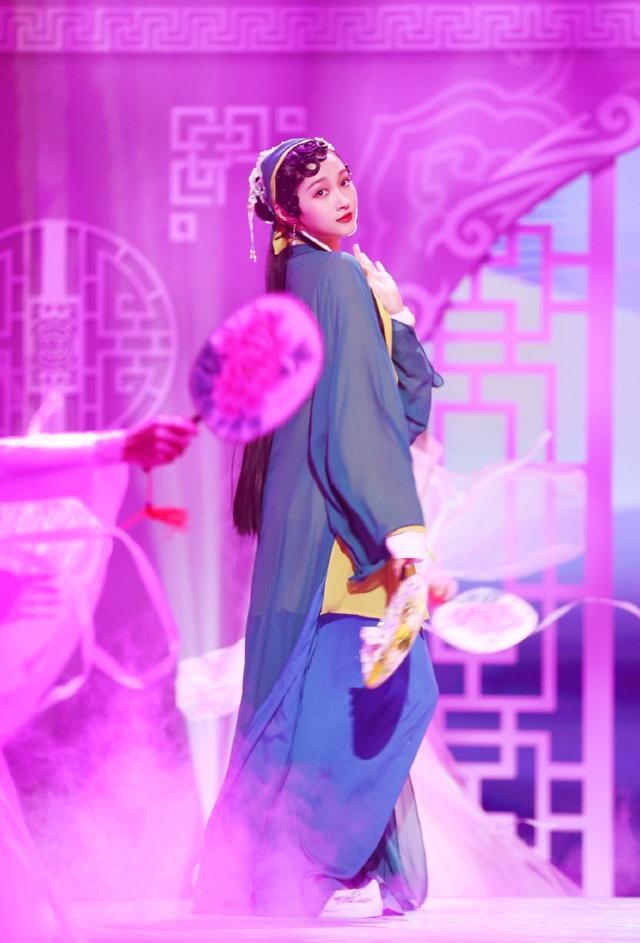 关晓彤挑战青蛇古装造型，身姿曼妙风情万种不输张曼玉！