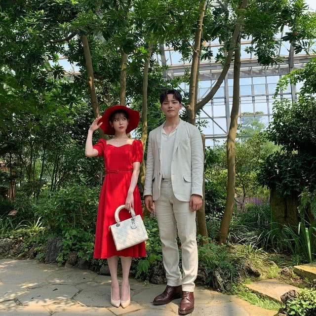 《德鲁纳酒店》专属于IU的复古风,优雅迷人的关键!在于它们