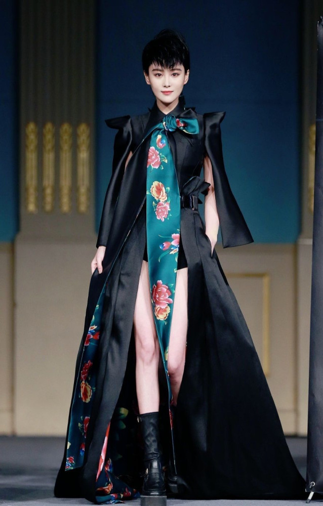 张馨予穿搭太有个性,肩上一片布、腰间一片布,一般人驾驭不了