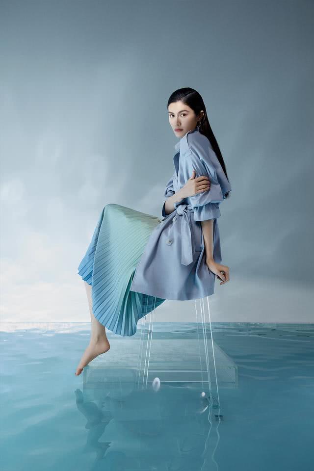 宋慧乔、张钧甯、刘亦菲2020穿衣搭配示范!原来今年穿蓝色才是最有品位的