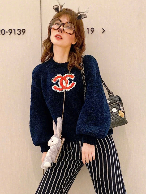 吴昕的搭配越来越嫩了，BABY蓝卫衣搭配运动裤太有少女心