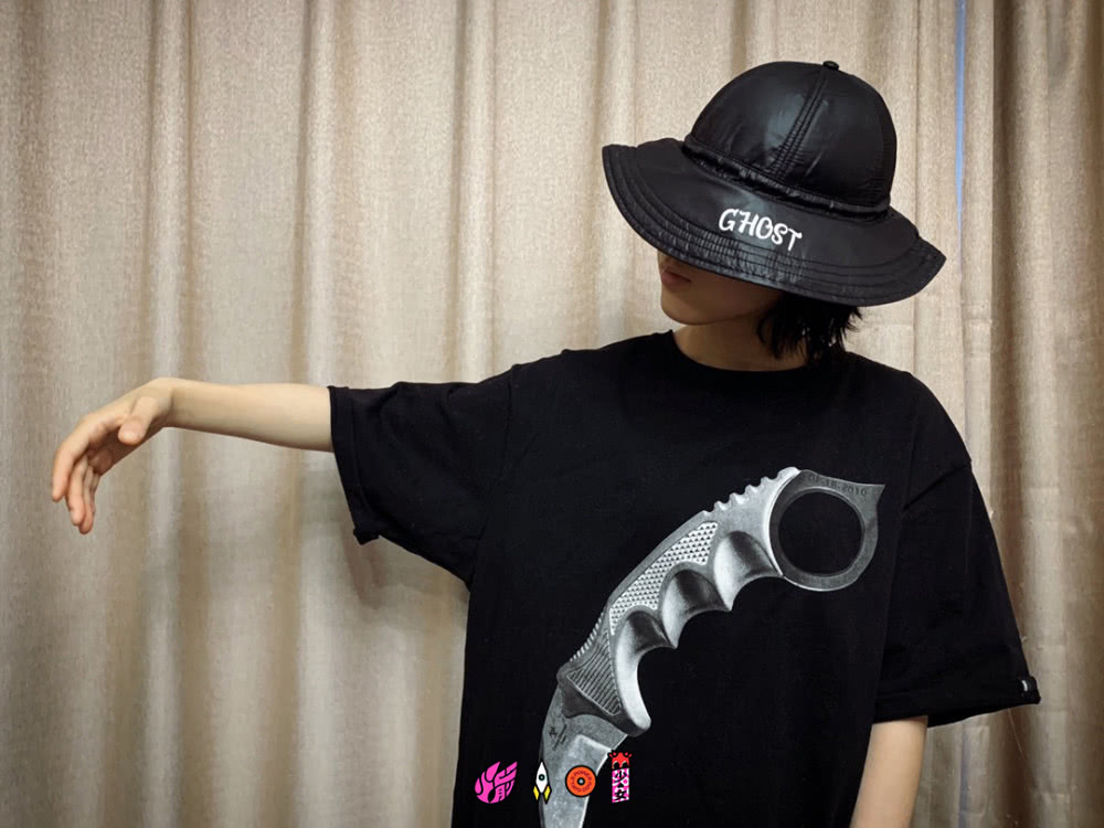 火箭少女女王节晒照，杨超越睡衣软萌可爱，SUNNEE素颜意外抢镜！