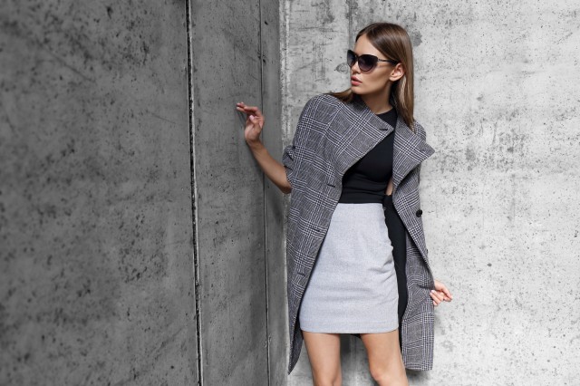 皮肤黑的人适合穿什么颜色的衣服，这几种颜色好看还显气质