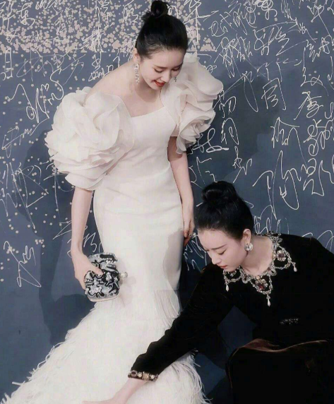 为什么杨幂赵丽颖这些大花生了娃,还要一再追求“少女感”