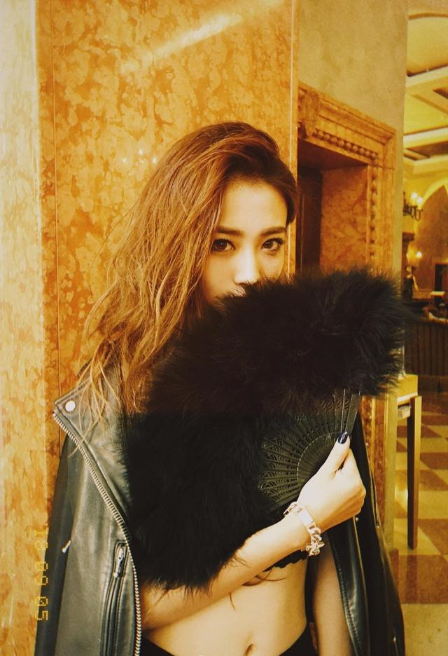 徐璐黑色透视露脐背心配皮衣又飒又美,气场A爆