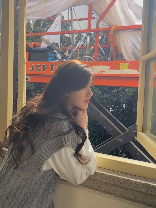 赵露思把“花朵”穿在身上,笑起来比初恋都甜