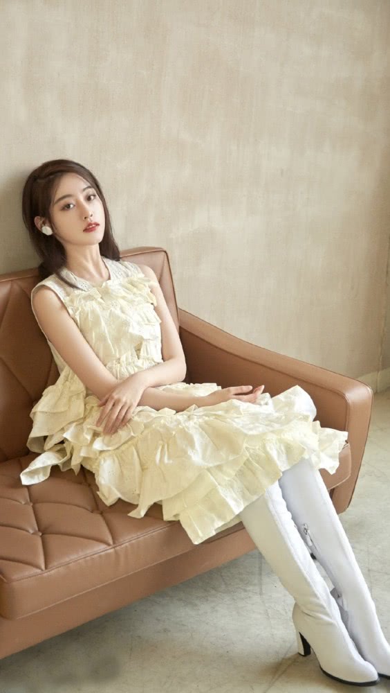 祝绪丹穿黄色无袖层叠裙,娇嫩甜美似少女