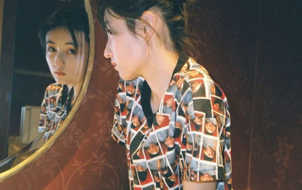 张子枫穿脸谱T恤晒照,复古时髦太有灵气