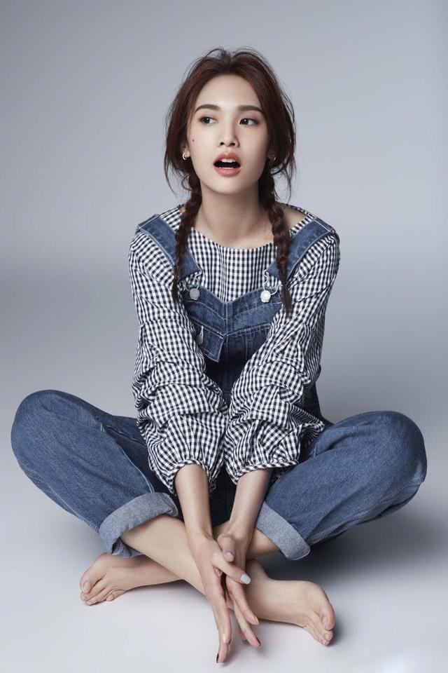 杨丞琳留齐刘海再染新发色,嫩回23岁