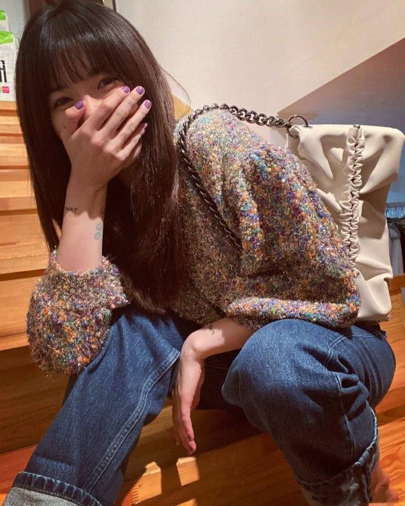 金泫雅的肉肉腿太撩人!男友风西装配黑靴气质超A,齐刘海美回初恋