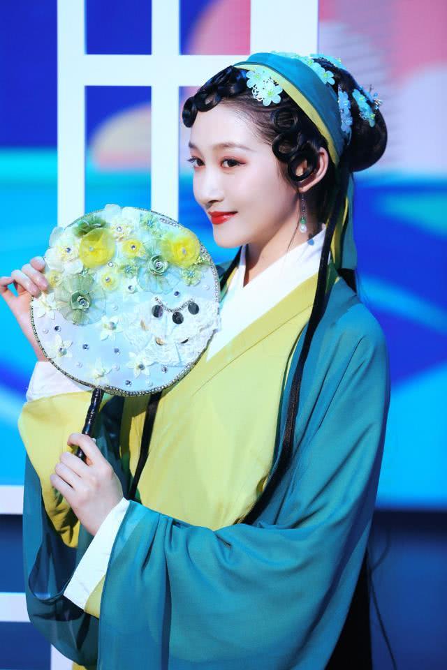 关晓彤挑战青蛇古装造型，身姿曼妙风情万种不输张曼玉！