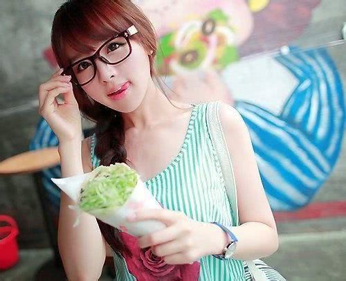 女生一戴眼镜就觉得丑?有这4个特征的女生戴眼镜反而还会变好看
