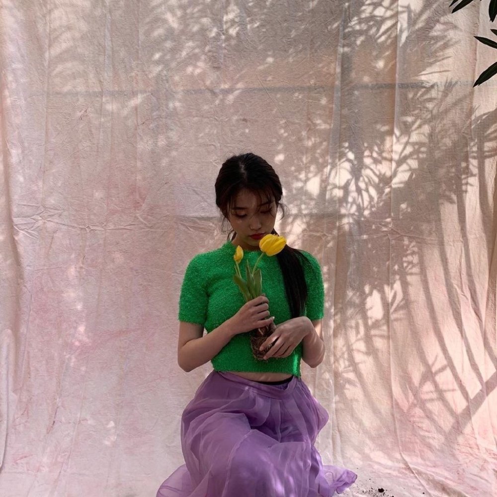 IU李知恩身穿绿毛衣搭淡紫纱裙，依旧美如少女