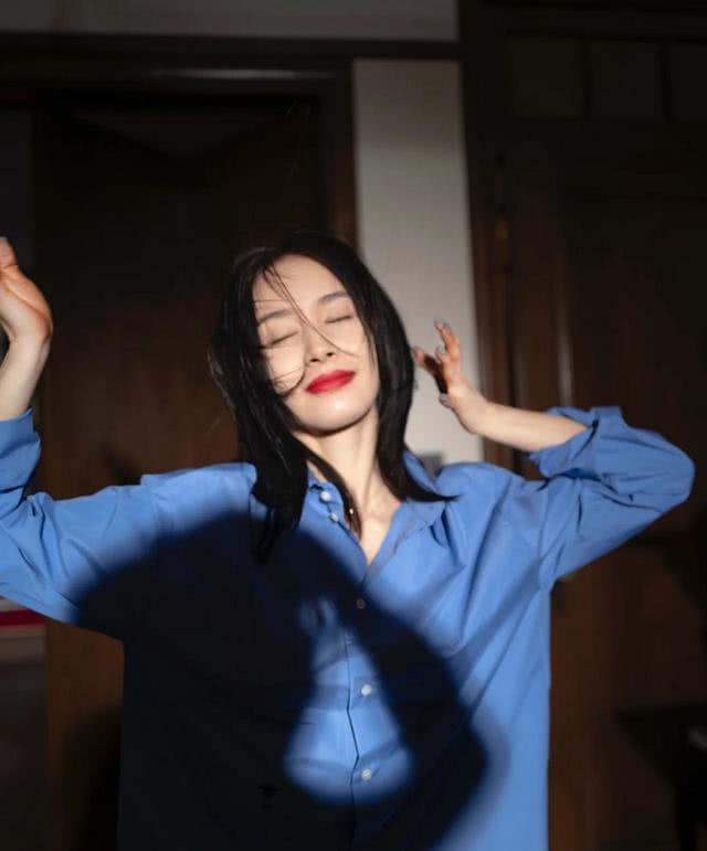 王子文的衬衫真提神,肥大服装下身材娇小太美了