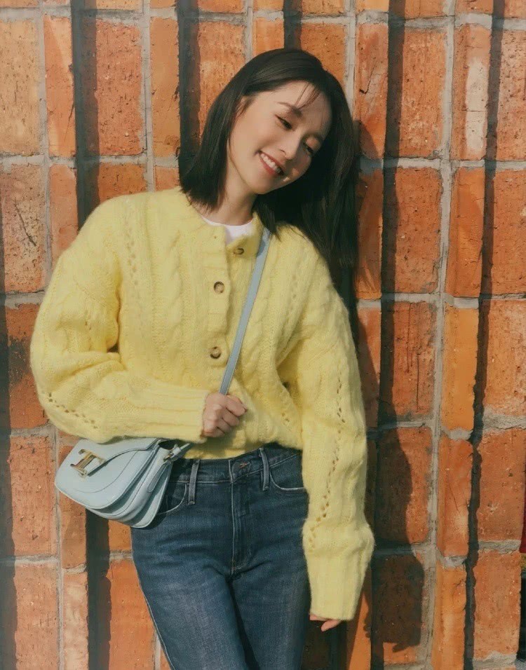 李沁穿黄色针织衫配牛仔裤,30岁甜美似少女