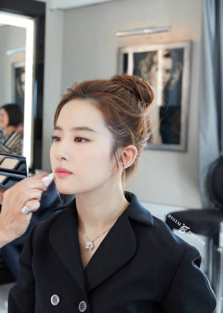 刘亦菲一看就知道没整容,这样穿真的太仙了,网友直呼:要恋爱了